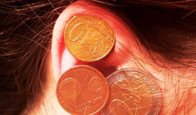 Ma panen iga kuu raha natuke kõrvale