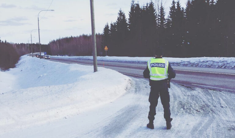 Politseinik peatab veoauto ja pahandab