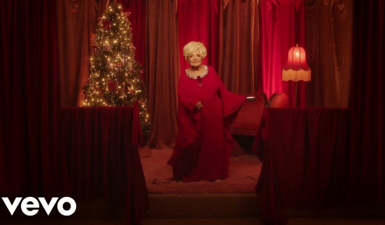 Brenda Lee – Rockin’ Around The Christmas Tree (Official Music Video)