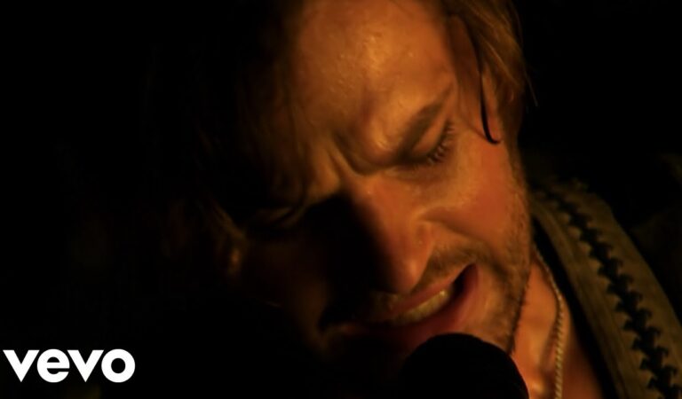 Kings Of Leon – Sex on Fire (Official Video)