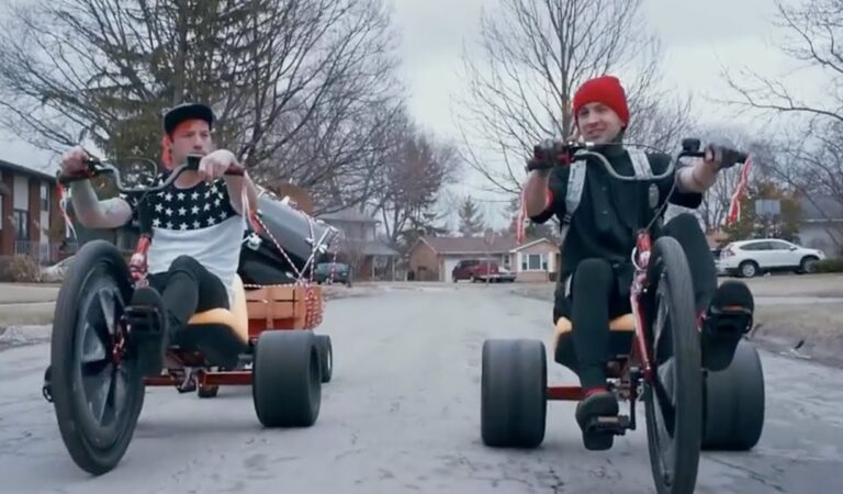twenty one pilots: Stressed Out [OFFICIAL VIDEO]